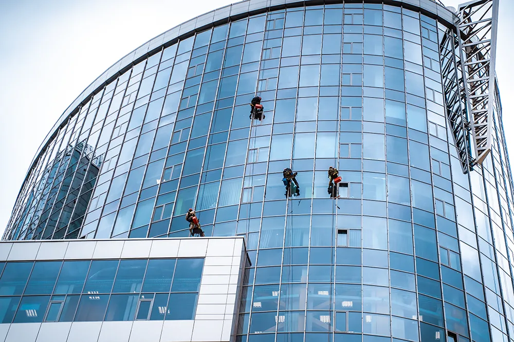 workers-washing-windows-office-building